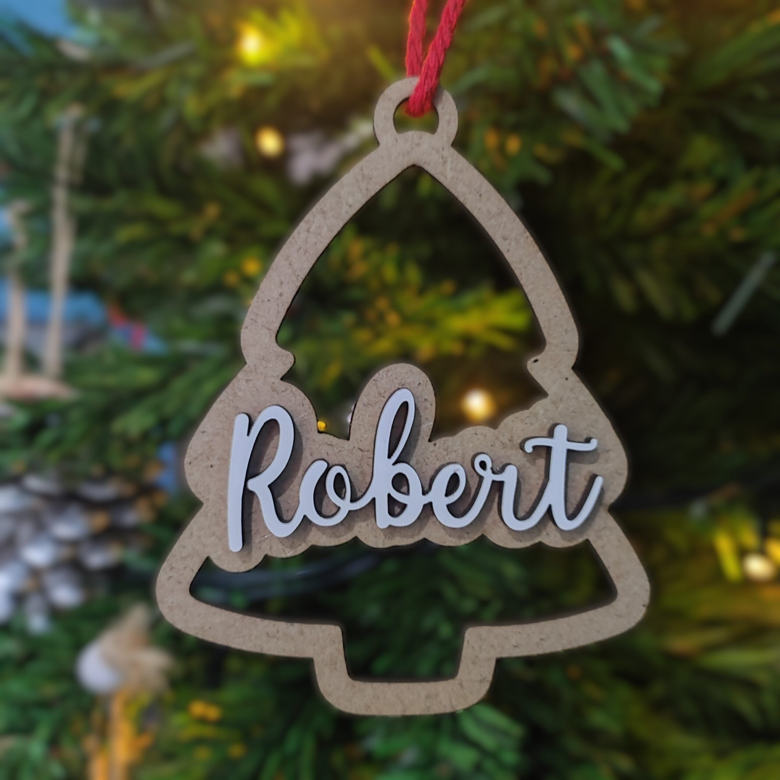 Bola de Navidad con árbol de madera