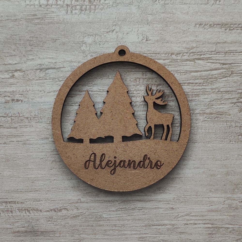 Bola de Navidad de madera con abetos y reno