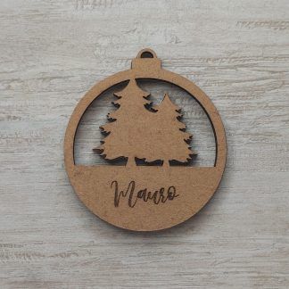 bola de Navidad de madera con abetos
