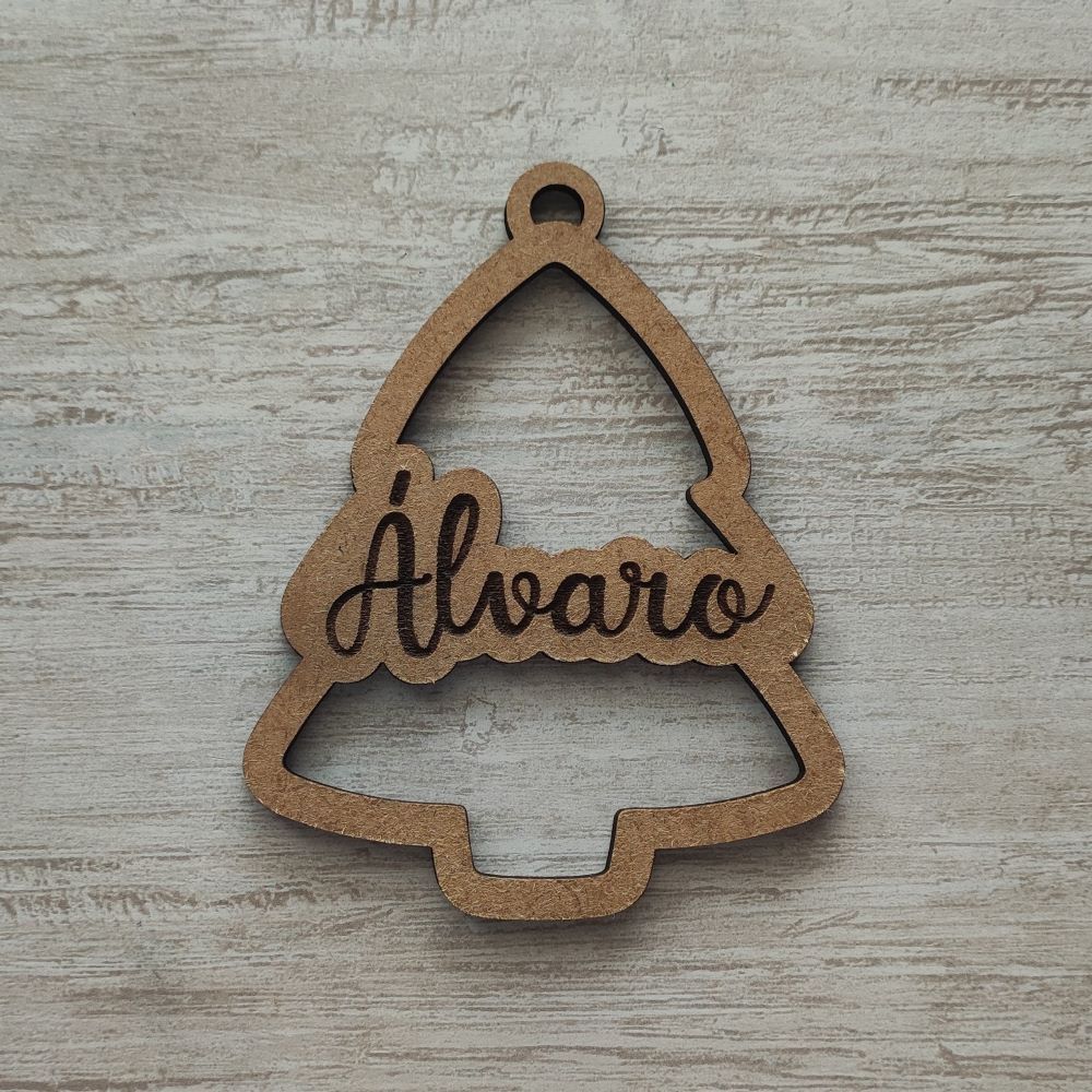 Bola de Navidad con árbol en madera grabada