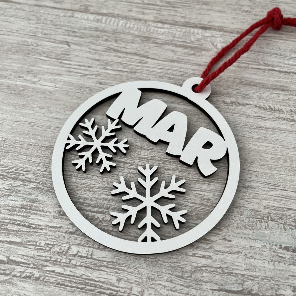 Bola de madera con copos de nieve